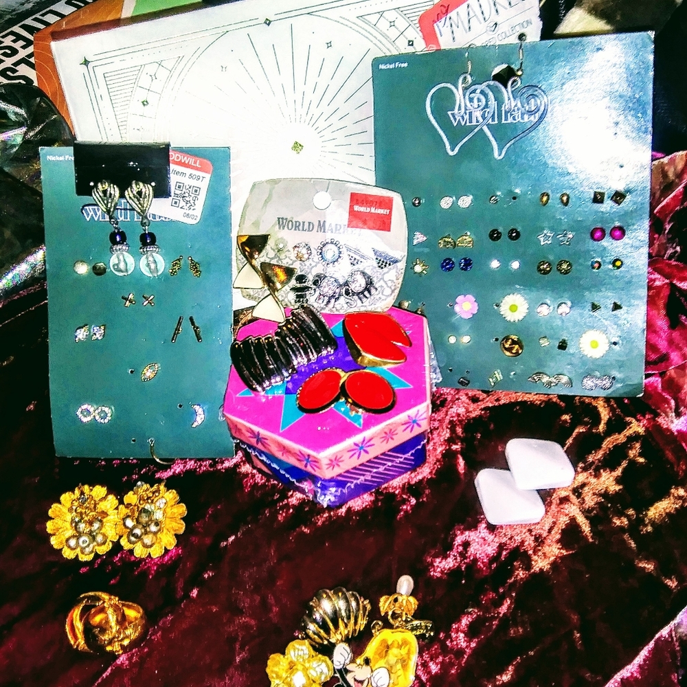 **52 SETS of earrings*